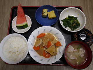 きょうのお昼ご飯は、がんもと根菜の含め煮、じゃこネギ卵焼き、和え物、味噌汁、果物でした。