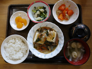 きょうのお昼ご飯は、豆腐の野菜あんかけ、ツナ人参、梅和え、味噌汁、くだものでした。