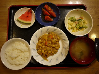 きょうのお昼ご飯は、鶏肉と大豆のカレー煮、サラダ、冷やしトマト、味噌汁、果物でした。