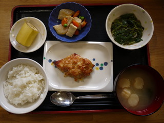 きょうのお昼ご飯は、焼き魚、モロヘイヤのもずく和え、含め煮、味噌汁、果物でした。