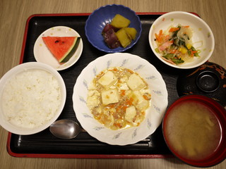 きのうのお昼ご飯は、麻婆豆腐、春雨サラダ、さつま芋煮、味噌汁、果物でした。