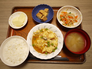 きょうのお昼ご飯は、かにたま、中華和え、含め煮、味噌汁、果物でした。