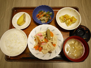 きょうのお昼ご飯は、炊き合わせ、じゃこネギ卵焼き、お浸し、味噌汁、果物でした。