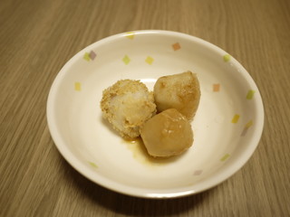 きょうのおやつは、十五夜里芋煮でした。きょうは十五夜。里芋を満月に見たてて、3種類の味に調えた里芋をご用意しました。