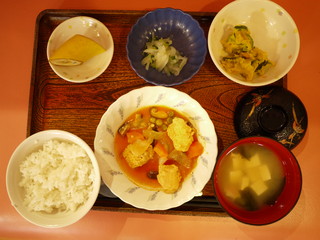 きょうのお昼ご飯は、肉だんごのケチャップ煮、かぼちゃサラダ、浅漬け、味噌汁、果物でした。
