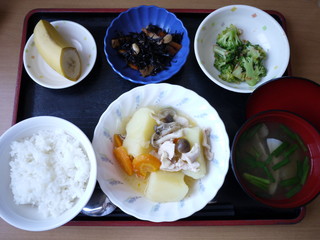 きょうのお昼ご飯は、鶏肉のあっさり煮、ひじき煮、辛子和え、味噌汁、果物でした。