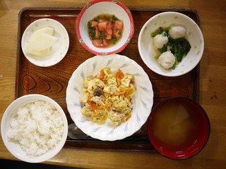 きょうのお昼ご飯は、豚肉と人参の卵とじ、含め煮、冷やしトマト、味噌汁、果物でした。