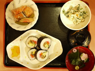 きょうのお昼ご飯は、お寿司、鮭のコロコロ揚げ、白和え、含め煮、お吸い物、果物でした。敬老の日のお祝いに巻きずしを準備しました。