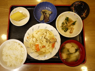 きょうのお昼ご飯は、 きょうのお昼ご飯は、炒り豆腐、切り干し煮、和え物、味噌汁、くだものでした。