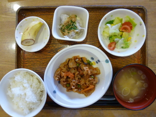 今日のお昼ご飯は、ポークチャップ、温野菜、つぶし里芋のなめたけがけ、納豆汁、果物でした。