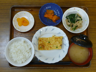 昨日のお昼は、擬製豆腐、切り干し煮、じゃこ人参、味噌汁、果物でした。