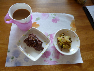 昨日のおやつは、午前中のご利用者さんのチョコレートつくりでつくったチョコレートとコーヒーと、口直しのおつけものでした。