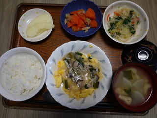 きょうのお昼ご飯は、中華風あんかけオムレツ、春雨サラダ、煮物、味噌汁、果物でした。