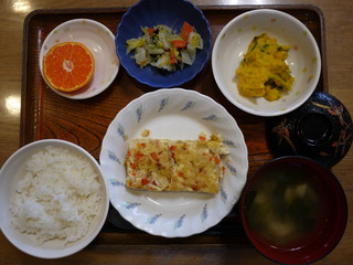 きょうのお昼ごはんは、ツナハンバーグ、かぼちゃサラダ、お浸し、味噌汁、果物でした。