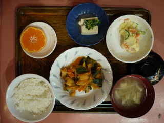 きょうのお昼ごはんは、鶏肉のケチャップ炒め、サラダ、奴煮、味噌汁、果物でした。