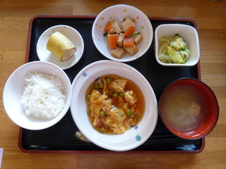 今日のお昼ご飯は、かにたま、白菜の中華風お浸し、煮物、味噌汁、果物でした。