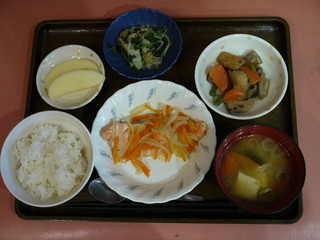 きょうのお昼ごはんは、鮭のゆず蒸し、含め煮、なめたけ和え、味噌汁、果物でした。