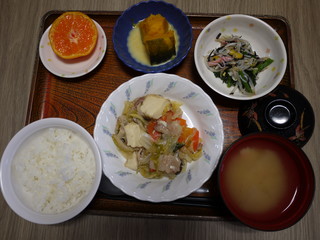きょうのお昼ごはんは、厚揚げと白菜の塩炒め、中華和え、かぼちゃ煮、味噌汁、果物でした。