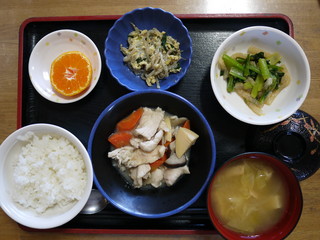 きょうのお昼ごはんは、鶏肉の治部煮風、青菜和え、卵とじ、味噌汁、果物でした。