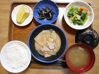 きょうのお昼ご飯は、豚肉と大根の甘味噌煮、和え物、ひじきの酢の物、味噌汁、くだものでした。