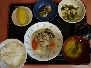 きょうのお昼ごはんは、和風ポトフ、ごま和え、里芋のなめたけがけ、味噌汁、果物でした。
