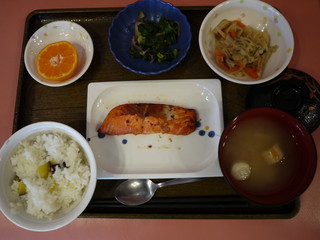 きょうのお昼ごはんは、鮭の生姜焼き、切り干し煮、甘酢和え、味噌汁、くだものでした。
