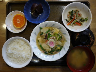 きょうのお昼ごはんは、八宝菜、和え物、大学芋、味噌汁、果物でした。