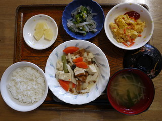 きょうのお昼ごはんは、炊き合わせ、梅和え、ツナ炒り卵、味噌汁、果物でした。