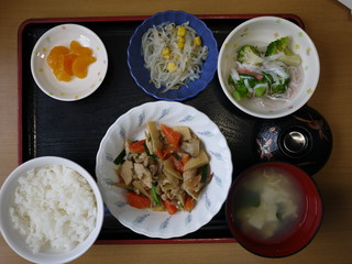 きょうのお昼ごはんは、鶏肉のみそ炒め、中華和え、かにかまあん、味噌汁、果物でした。