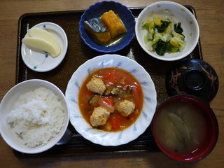 きょうのお昼ごはんは、肉団子のケチャップ煮、かぼちゃミルク煮、お浸し、味噌汁、果物でした。