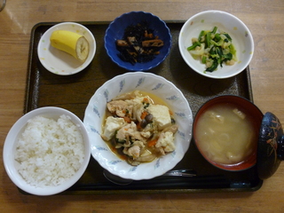 きょうのお昼ご飯は、炒り豆腐、煮物、天かす和え、みそしる、くだものでした。