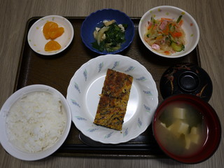 きょうのお昼ごはんは、五目卵焼き、春雨サラダ、煮浸し、味噌汁、果物でした。