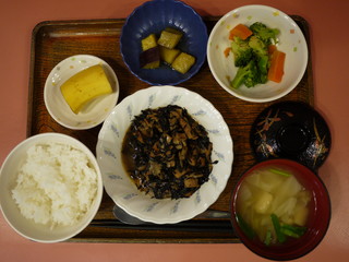 きょうのお昼ごはんは、磯炒め、わさび和え、大学芋煮、味噌汁、果物でした。