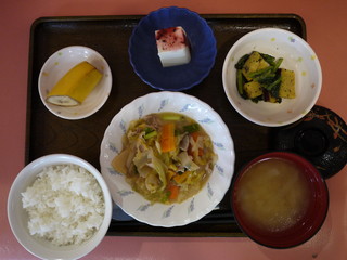 きょうのお昼ごはんは、豚肉ときゃべつの味噌炒め、胡麻和え、梅香味奴、味噌汁、果物でした。