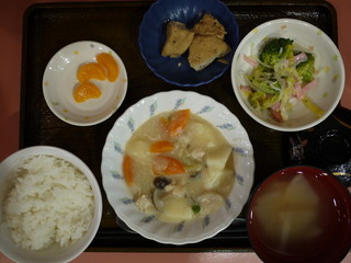 きょうのお昼ごはんは、クリームシチュー、サラダ、煮物、味噌汁、果物でした。