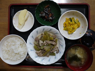 きょうのお昼ごはんは、豚肉とふきのほろ苦炒め、ひじき和え、かぼちゃサラダ、、味噌汁、くだものでした。