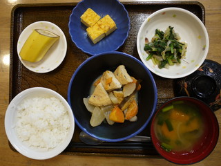 きょうのお昼ごはんは、がんもと根菜の含め煮、おかか和え、はんぺんのピタカ、味噌汁、果物でした。