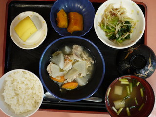 きょうのお昼ごはんは、和風ポトフ、おかか和え、かぼちゃ煮、味噌汁、果物でした。