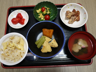 きょうのお昼ご飯は、タケノコのおこわ、鶏肉の梅焼き、和え物、含め煮、お吸い物、果物でした。春らしい彩りになりました。
