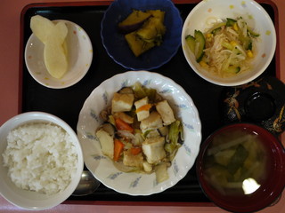 きょうのお昼ご飯は、厚揚げとキャベツの塩炒め、中華和え、煮物、味噌汁、果物でした。