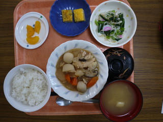 きょうのお昼ごはんは、鶏肉と里芋の味噌煮込み、ねぎ卵焼き、お浸し、味噌汁、果物でした。