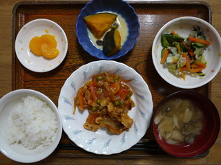 きょうのお昼ごはんは、ポークチャップ、かぼちゃミルク煮、浅漬け、味噌汁、果物でした。