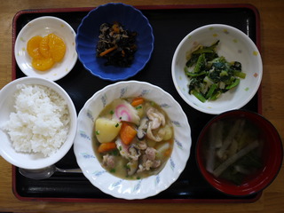 きょうのお昼ご飯は、吉野煮、ひじき煮、和え物、味噌汁、果物でした。