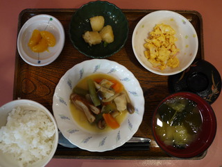 きょうのお昼ご飯は、炊き合わせ、和え物、炒り卵、味噌汁、果物でした。