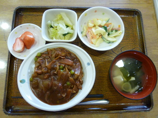 きょうのお昼ご飯は、ハヤシライス、マカロニサラダ、浅漬け、味噌汁、果物でした。