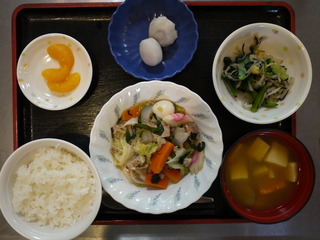 きょうのお昼ご飯は、八宝菜、和え物、里芋煮、味噌汁、くだものでした。