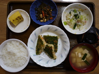 きょうのお昼ごはんは、松風焼き、おろし和え、煮物、味噌汁、くだものでした。