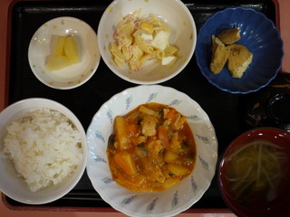きょうのお昼ご飯は、鶏肉のケチャップ炒め、サラダ、煮物、味噌汁、くだものでした。