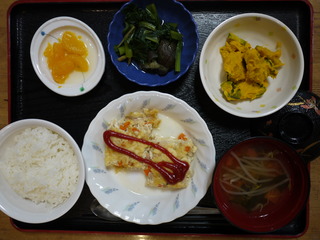 きょうのお昼ごはんは、ツナハンバーグ、かぼちゃサラダ、煮浸し、味噌汁、くだものでした。