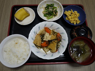 きょうのお昼ご飯は、がんもと根菜の含め煮、天かす和え、炒り卵、みそ汁、くだものでした。